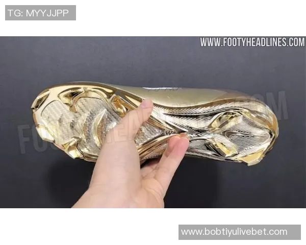 耐克明年将推出金色C罗战靴引发球迷热议