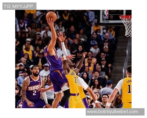 布克半场表现起伏7投4中仅得13分失误频频影响球队节奏