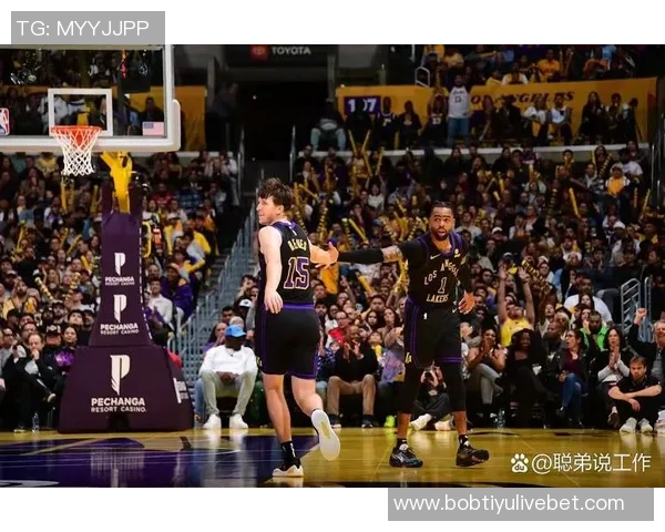 拉塞尔训练态度不佳防守懒散引发队友不满情绪升级