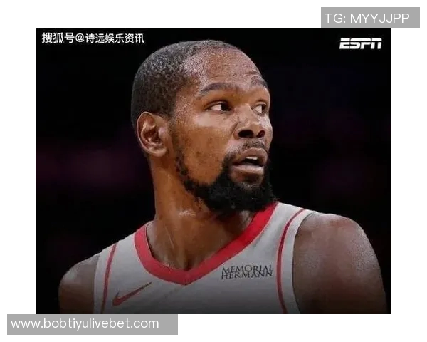 杜兰特场边轻松愉快与火箭助教艾维畅谈免战牌背后心态揭秘