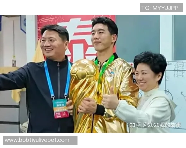 泰州首届苏超夺冠后迅速建设冠军奖杯打卡点吸引众多球迷前来留影